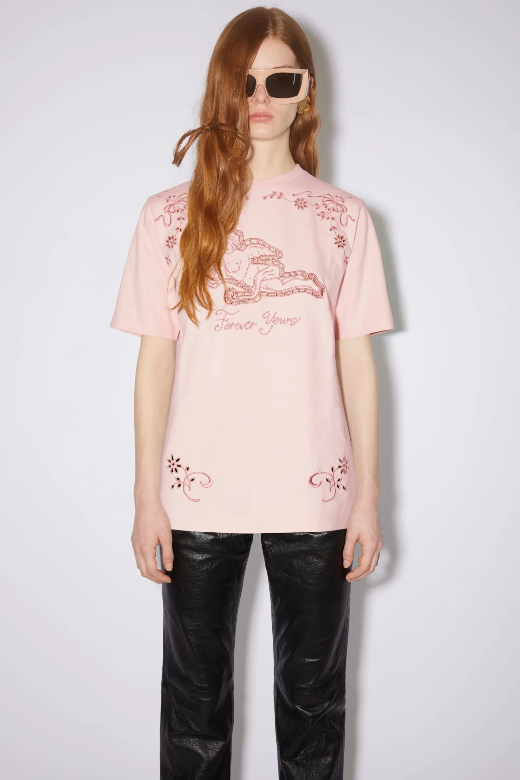 Besticktes T-Shirt