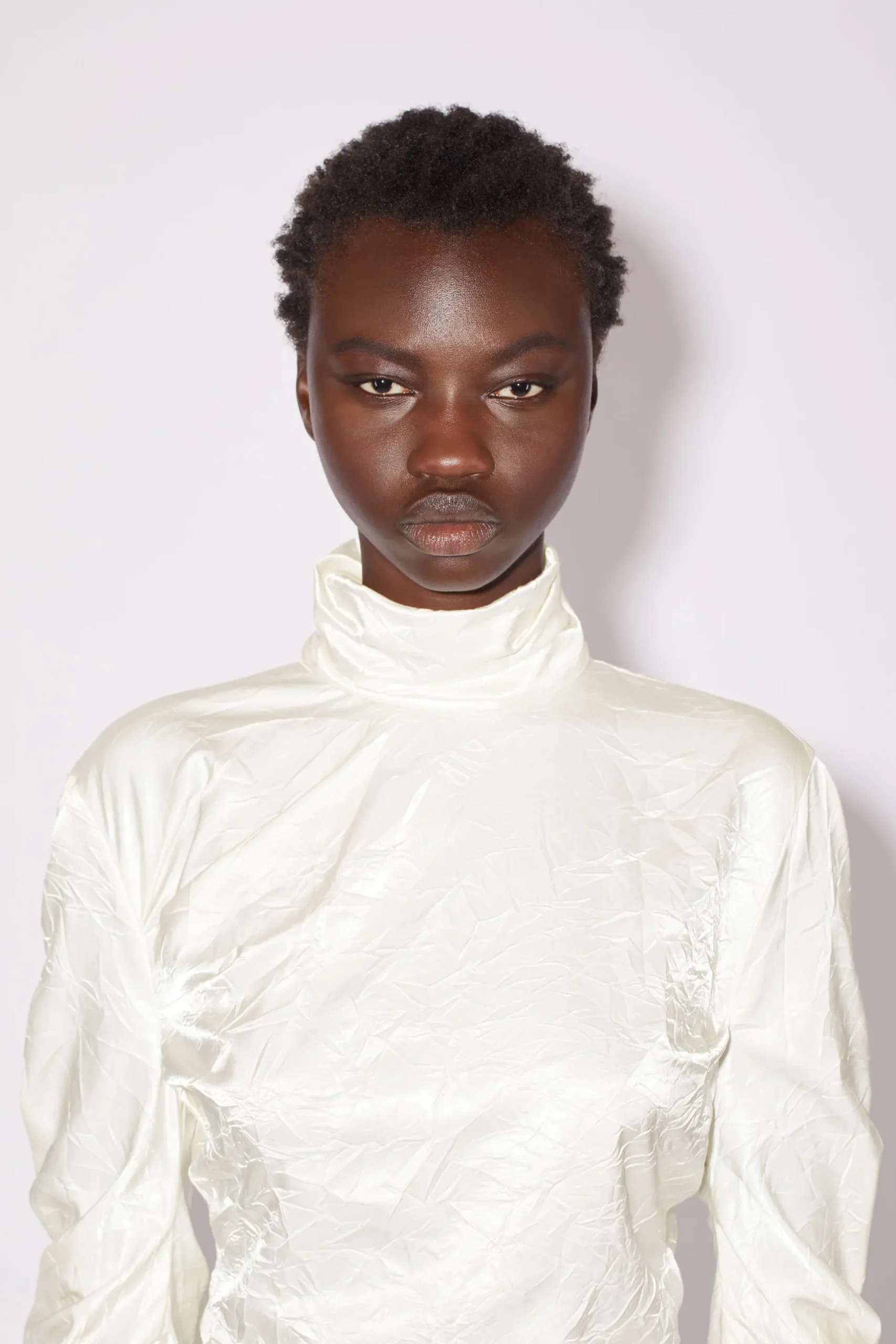 Bluse Aus Satin Mit Rollkragen