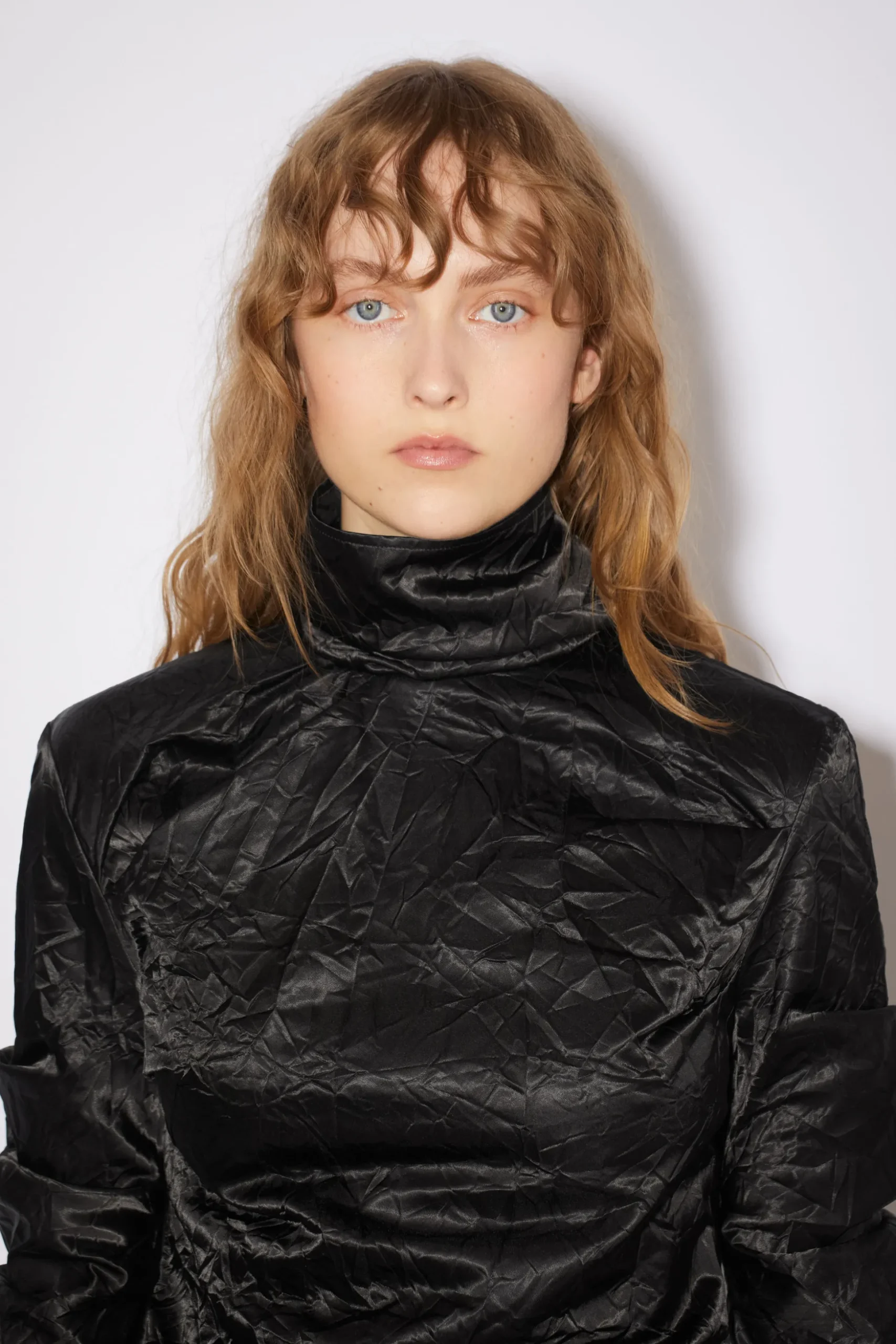 Bluse Aus Satin Mit Rollkragen