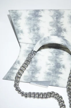 Deformierte Handtasche