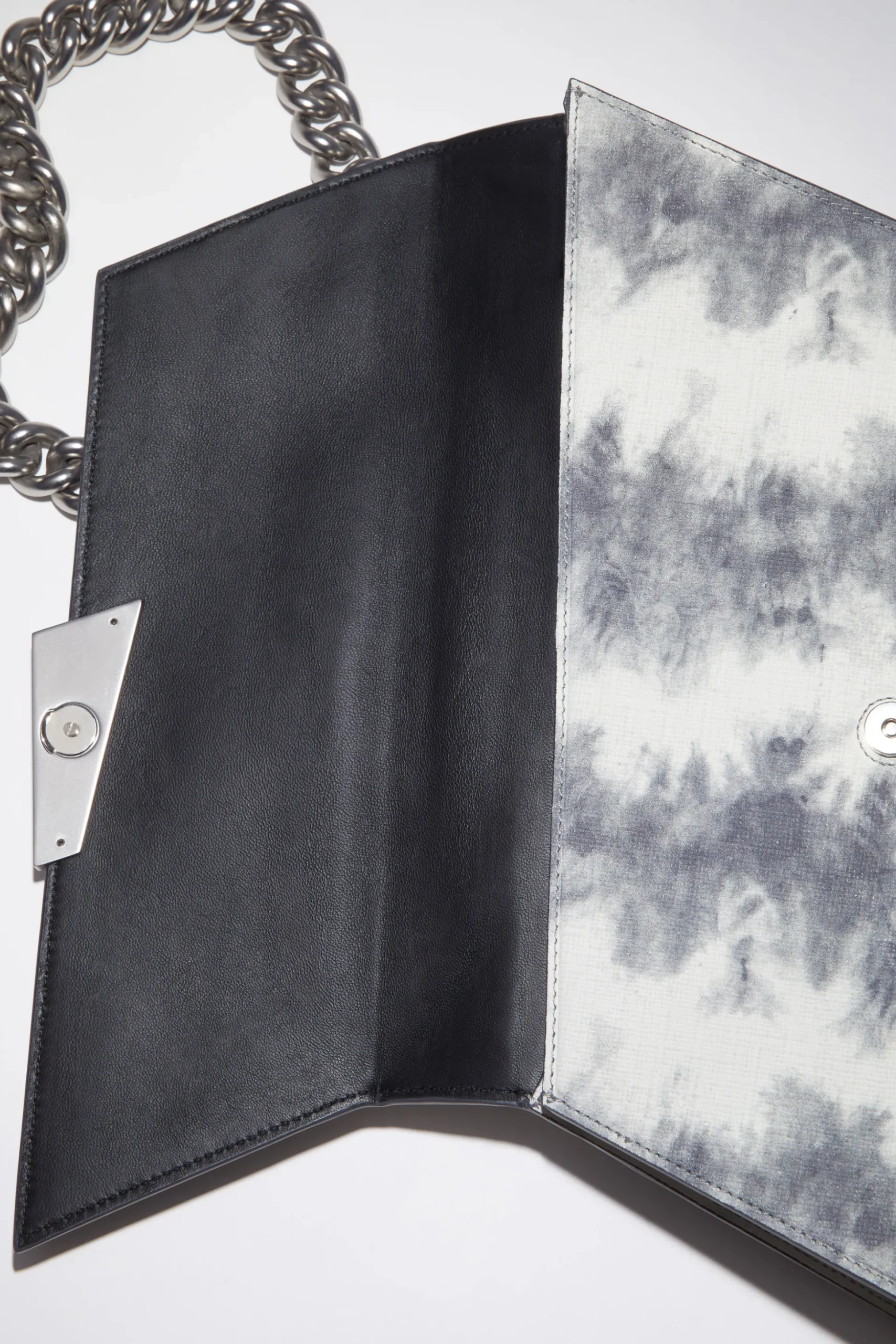 Deformierte Handtasche