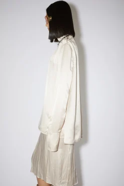 Figurnahes Satin-Hemd