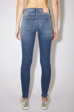 Jeans In Enger Passform