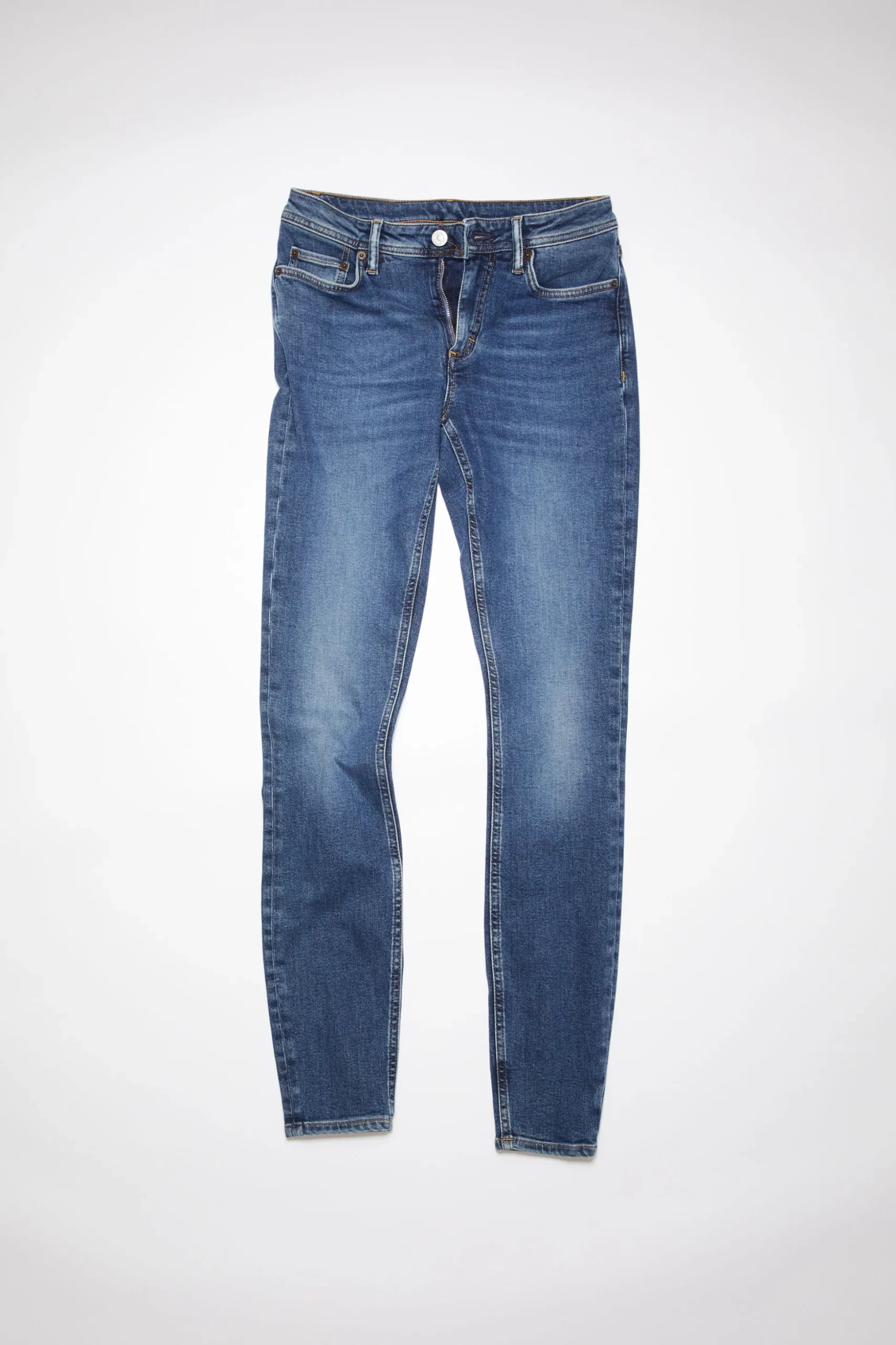 Jeans In Enger Passform