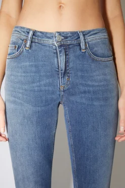 Jeans In Enger Passform