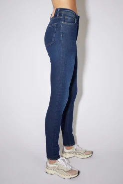 Jeans In Enger Passform