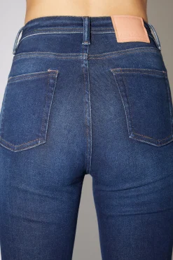 Jeans In Enger Passform
