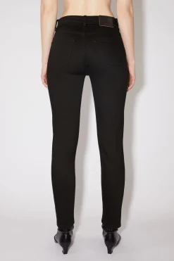 Jeans Mit Schmal Zulaufendem Bein